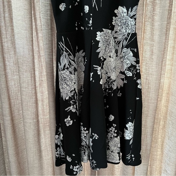 Aqua Black and White Floral Print High Neck Scallop Trim Fit & Flare Dress Large - Picture 11 of 14